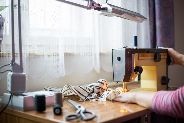 máquinas de coser, recambios y accesorios